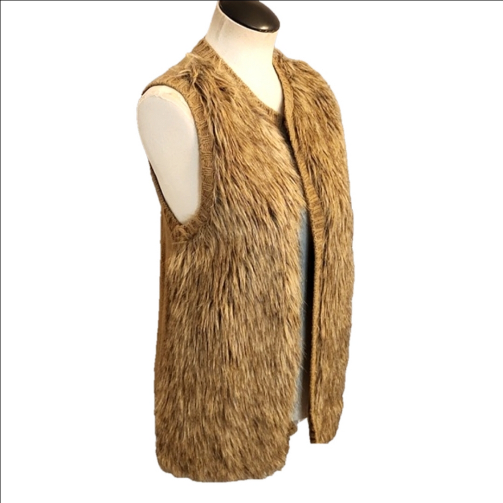 Womens Xhilaration camel/ brown faux fur vest size M. - Picture 3 of 12
